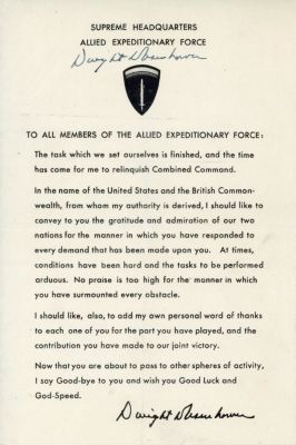 DWIGHT D. EISENHOWER SIGNS HIS FAREWELL TO THE ALLIED EXPEDITIONARY FORCE. DWIGHT D. EISENHOWER 