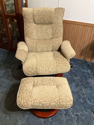 Reclining Chair with OttomanÂ. Reclining chair with matching ottoman featuring light beige 