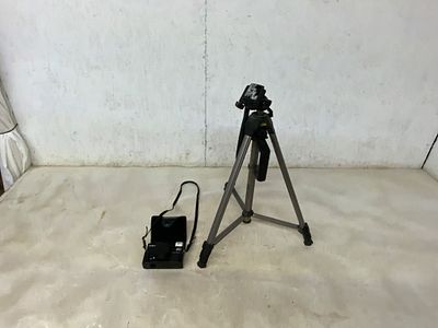 Minolta Auto Focus Camera with Tripod Set. Minolta Auto Focus camera in a black leather case 