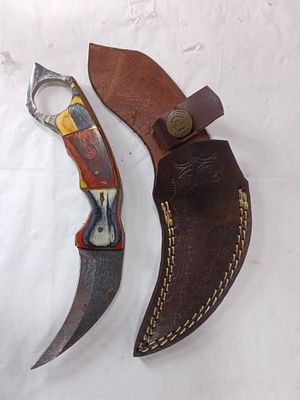 Damascus Steel Karambit Knife with Leather Sheath. Curved karambit-style Damascus steel knife 