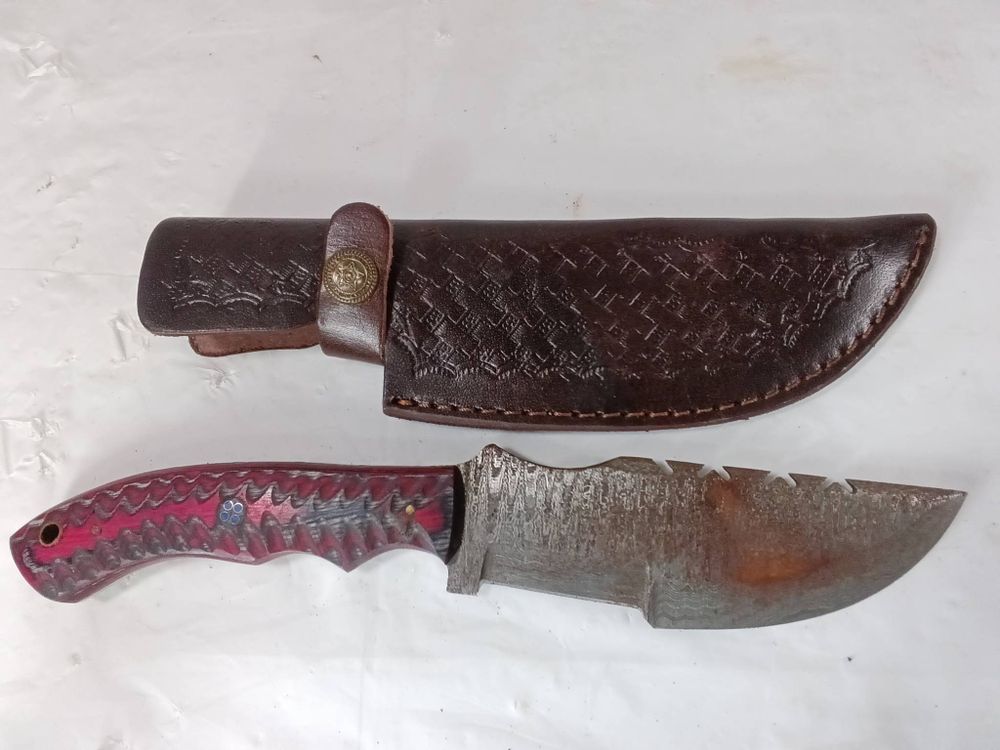 Damascus Bowie Knife with Leather Sheath. Damascus Bowie knife featuring a distinct patterned 