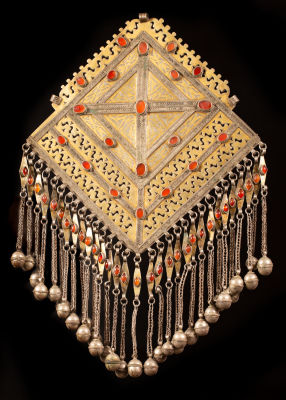 A signed large gilt silver pectoral ornament - Turkestan, Teke tribe - 1880-1900. Worn on the 