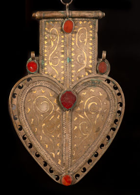 A large and impressive cordiform gilt silver Asyk Pendant, Turkestan, Teke Tribe - 1880-1900. Wor 
