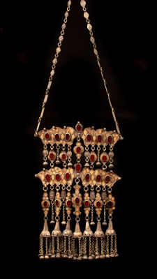A large and impressive silver ornament ( Saclyk) - Turkestan -1900. Comprised of two central 