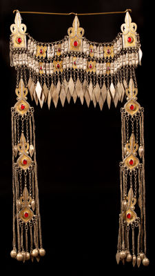 A large and impressive head and dorsal silver ornament - Turkestan - 1900. In center and on the 