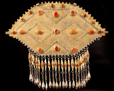 A large gilt silver pectoral ornament - Turkestan, Teke tribe - 1880-1900. Worn on the chest. 