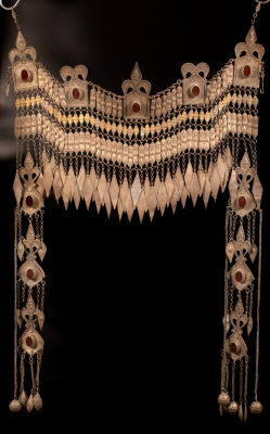 A large head and dorsal silver ornament - Turkestan - 1900. In center and on the sides 5 silver 