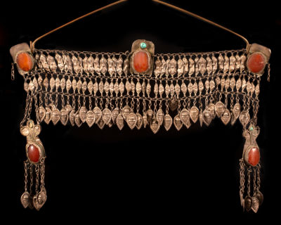 An Antique Silver head Turkestan - 1900. On the top row center and on the sides 3 elements inset 
