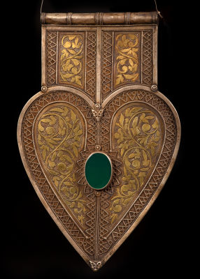 A large and impressive cordiform gilt silver Asyk Pendant, Turkestan, Teke Tribe - 1880-1900. Wor 