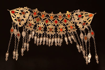 A gilt silver head ornament - Turkestan - 1900. A large link in organic design decorated with 