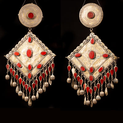 A large and rare pair of gilded silver temple ornaments - Turkestan 1850-1900. The large and 