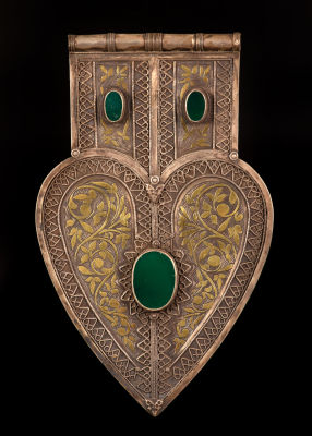 A large and impressive cordiform gilt silver Asyk Pendant, Turkestan, Teke Tribe - 1880-1900. Wor 