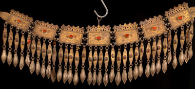 An Antique Gilt Silver Head Jewelry - Turkestan - 1900. Composed of a row of 7 links decorated 