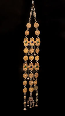 A gilt silver chest ornament - Turkestan 1900. At the top of the jewel a short necklace composed 