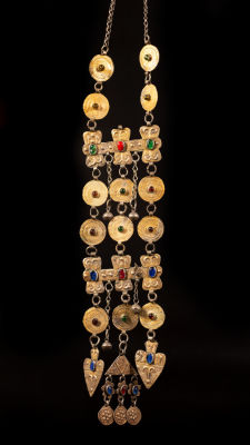 A gilt silver chest ornament - Turkestan 1900. At the top of the jewel a short necklace composed 