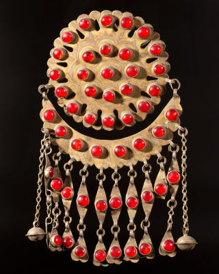 A gilt silver chest ornament - Turkestan -1900
. Medallion and half crescent design, finely 