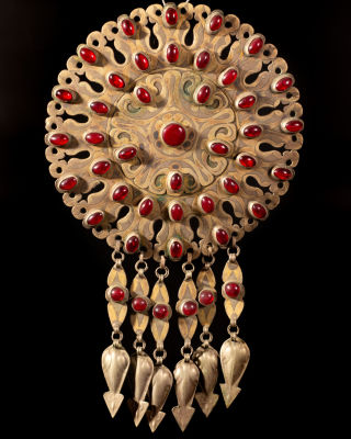 A gilt silver chest ornament - Turkestan -1900
. The medallion is finely engraved and gilded and 