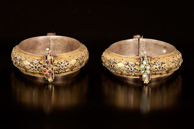 A pair of gilt silver Yemenite filigree (Shumaylat) bridal bracelets - Sana'a, Yemen 1900-1950
. 