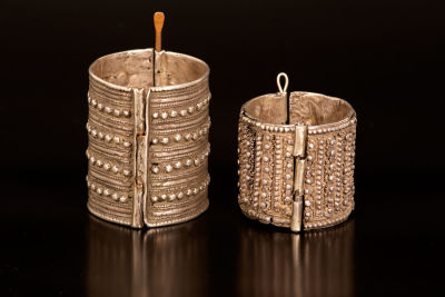 A lot of two silver Yemenite bracelets - Yemen 1900-1950
. 1. A silver bracelet / armlet 