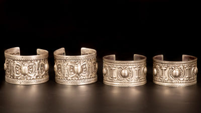 A lot of two pairs of Silver Saba Wiyat Bracelets - Palestinian - early 20th century. 1. Apair 