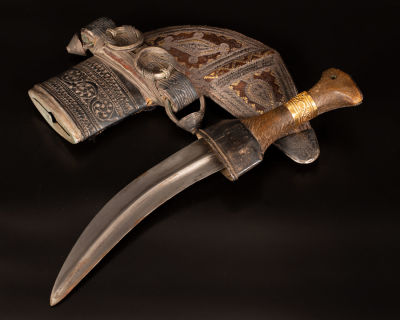 important gold embroidered Jambiya - Middle east / Yemen - 19th century. The hilt of the 