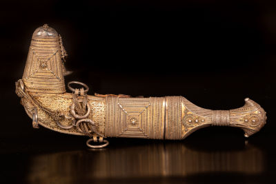 important Islamic gilt silver jambiya dagger - Middle East - 19th century. The hilt of the 