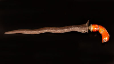 Indonesian Kris dagger with Damascus steel blade - 19th century. The curvy blade of the dagger 
