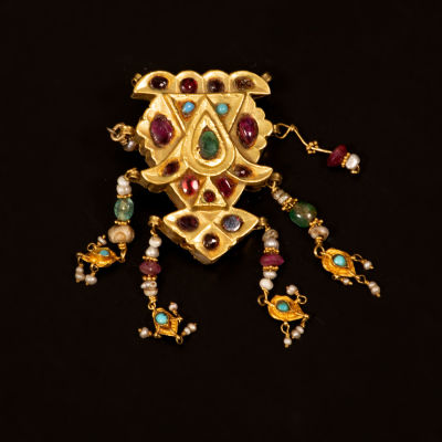 A 14K Gold Brooch / Pendant inset with various stones - Bukhara - 19th century. A weighted 