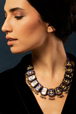A double-sided Gold foil, enamel and pearl necklace - India - 20th century. Comprised of 13 