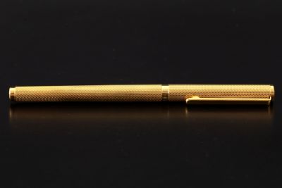 18K Gold Fountain Pen. A fountain pen with an 18K gold cover decorated with dense engraving with 
