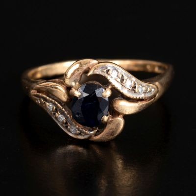 9 karat gold ring set with a sapphire and zircon stones. 9 karat yellow gold English ring with 