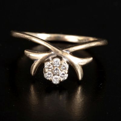 14K white gold ring with set diamonds. Floral 14K white gold ring with six small diamonds. 
