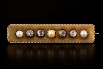 Edwardian 14 Karat Gold, Pearl and Diamond Pin. 4.5 cm long brooch with rope border, three round 