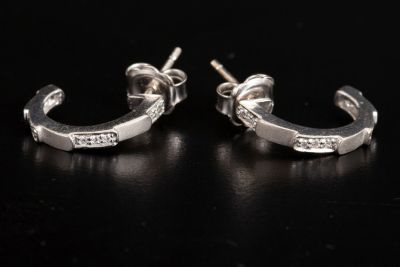 Pair of white gold earrings adorned with diamonds. Pair of white gold hoop earrings made of 18K 