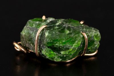 A 14K Yellow Gold and Emerald(?) Pendant . containing one rough green gemstone (emerald?) 