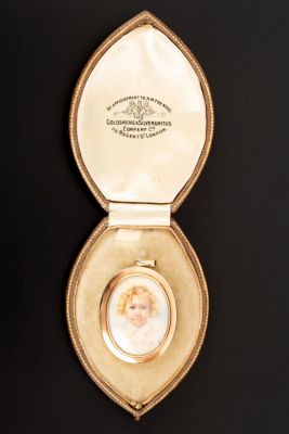 Victorian 14K Gold and Portrait Pendant. a finely crafted 4 x 3 cm pendant with locket 