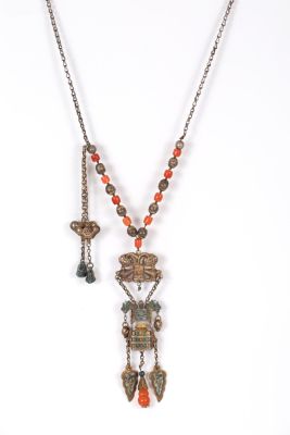 Silver necklace combined with corals with a central amulet - China, QING dynasty (1644-1911). Lon 