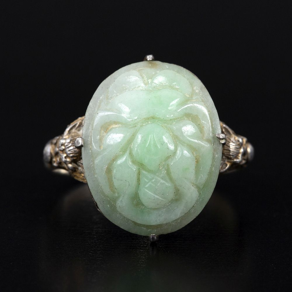 Vintage Chinese Silver and Jaddeite Jade Ring. an adjustable size ring containing one carved 