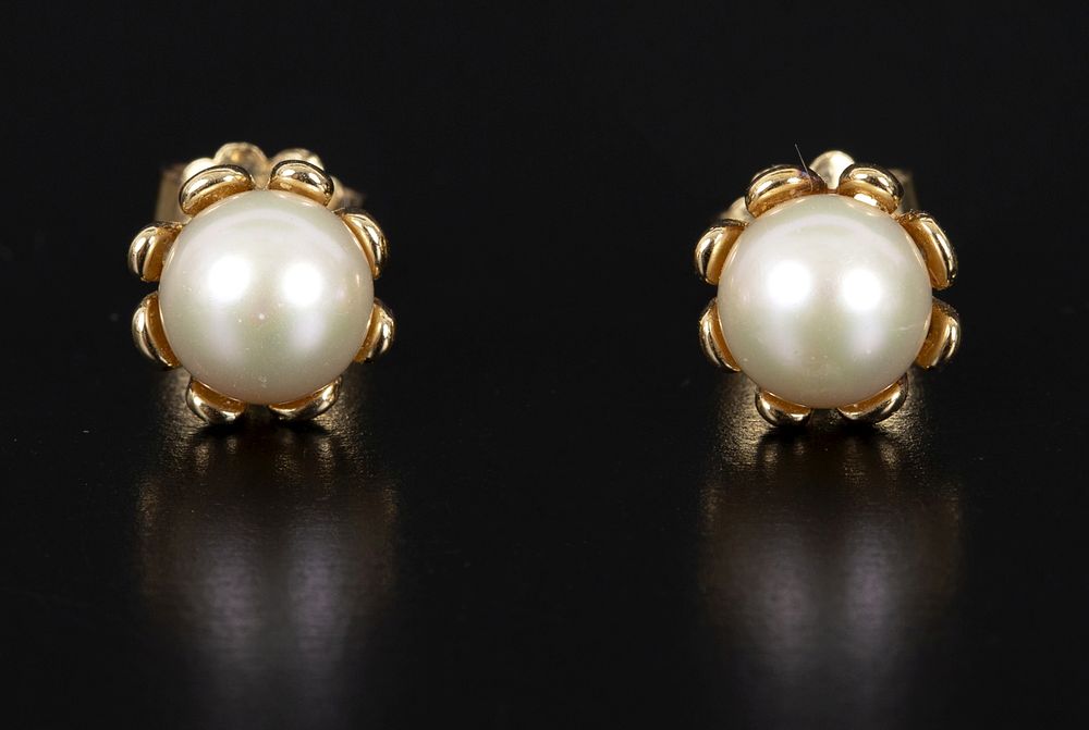 14K Yellow Gold and Pearl Earrings by Majorica. crafted by the Spanish designer company 
