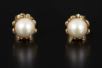 14K Yellow Gold and Pearl Earrings by Majorica. crafted by the Spanish designer company 