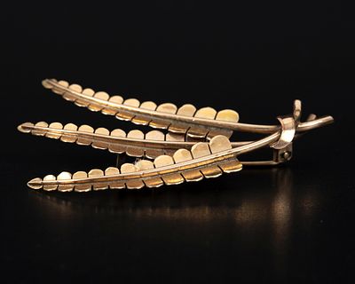 Vintage 14K Yellow Gold Leaf Brooch. crafted in the form of three leaves. 
Stamp: (maker's mark) 