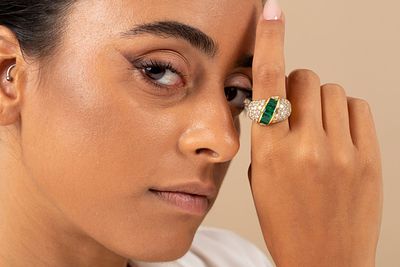 Designer 18K Yellow Gold, Emerald and Diamond Ring. an elegantly made ring containing five 