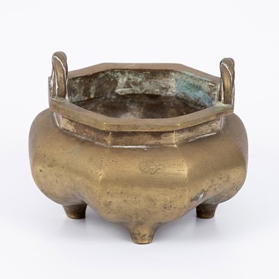 Ancient Chinese censer made of bronze. A vessel in the design of a basket on four legs, signed 