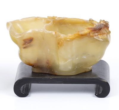 An old brush pot made of jade or agate, China Qing dynasty (1644-1911). A polished stone with 