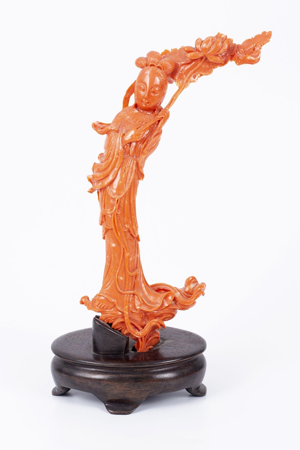 High-quality Chinese coral figurine in the form of Guanyin. A large, high-quality Chinese coral 