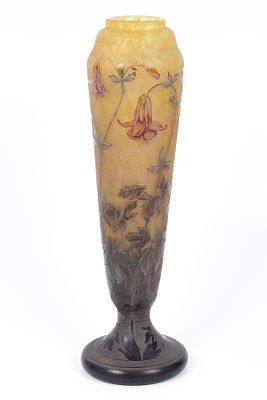 Impressive large vase cameo glass Daum Nancy France. A tall vase in graduated colors between 