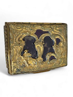 Antique tobacco box made of brass combined with tortoise shell, 18th century. The upper part is 