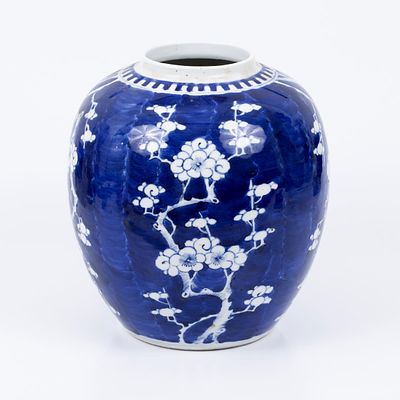 Blue and white Chinese jug - qing dynasty (China 1644-1911). Decorated with handwork depicting 