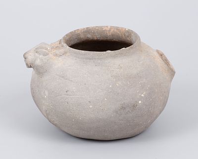 כלי חרס עתיק , סין. גוף פקעתי עם עיטור תבליט של ראש חיה מיתולוגית בכלי השפה. הגוף אף הוא מקושט 