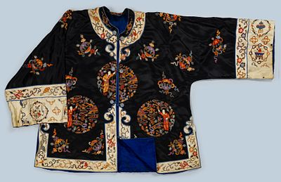 מעיל משי רקום, סין, ראשית המאה ה-20. מעיל טקסי עשוי משי שחור, מעוטר רקמות יד עשירות בצבעים חיים. 